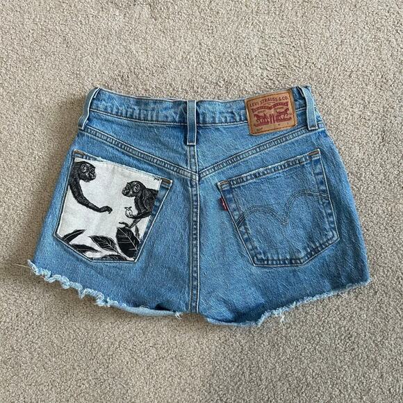 Levi's Strauss Medium Wash Blue High Rise Cut Off Denim Shorts Womens Size W25 - Picture 3 of 7